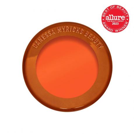 Danessa Myricks Beauty Yummy Skin Blurring Balm Powder Rdeča okrogla bronasta kompaktna oranžna kremasta rdečila na belem ozadju z rdečim pečatom Allure BoB v zgornjem desnem kotu