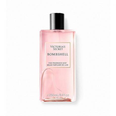 Steklenička iz roza stekla Victoria’s Secret Bombshell Fine Fragrance Mist s črnim pokrovčkom na belem ozadju