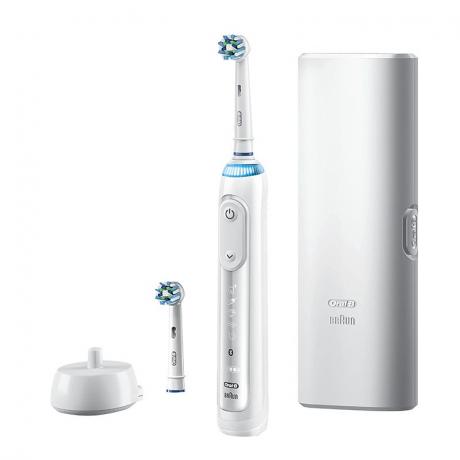 ערכת מברשת שיניים חשמלית Oral-B Smart Limited על רקע לבן