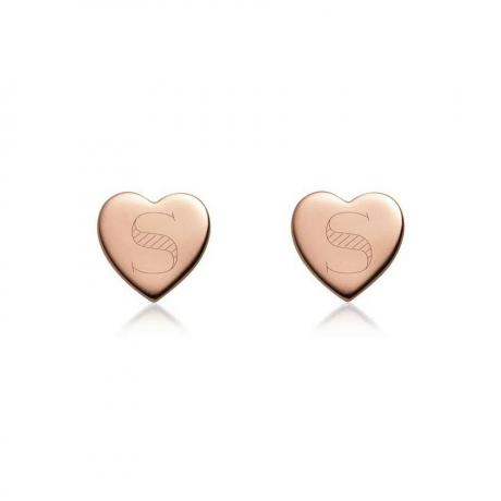 Abbott Lyon Luxe Heart Stud Pendientes de corazón de oro rosa grabados con la letra 'S' sobre fondo blanco