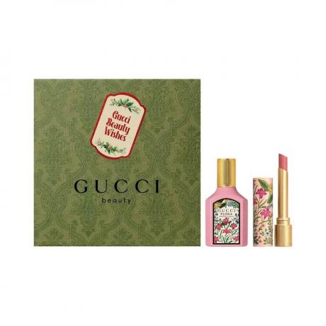Gucci Flora Gardenia Fragrance Set ružový flakón parfému, ružový rúž s kvetinovým uzáverom a zelená krabička na bielom pozadí
