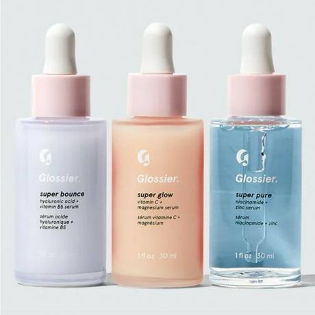 Glossier The Super Pack บนพื้นหลังสีเทา