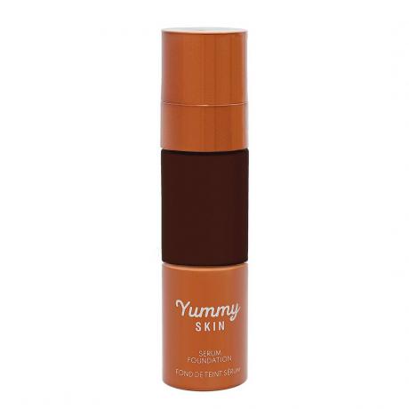 Danessa Myricks Beauty Yummy Skin Serum Foundation in dunkler Schokoladenfarbe 26N auf weißem Hintergrund 