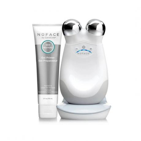 NuFACE Trinity Facial Toning Device aparelho de massagem facial branco e tubo de gel cinza sobre fundo branco