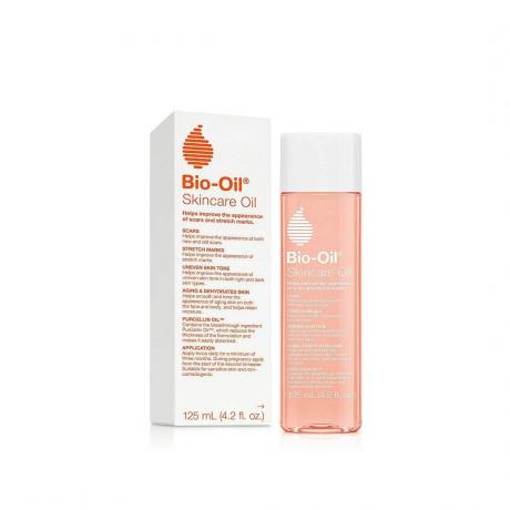 Bio-Oil ādas kopšanas eļļa uz balta fona