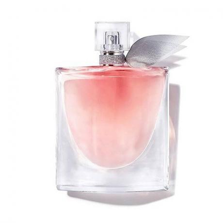 Beyaz zemin üzerinde bir şişe Lancôme La Vie Est Belle Eau de Parfum