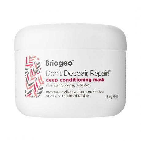 Baignoire de masque capillaire revitalisant Briogeo sur fond blanc