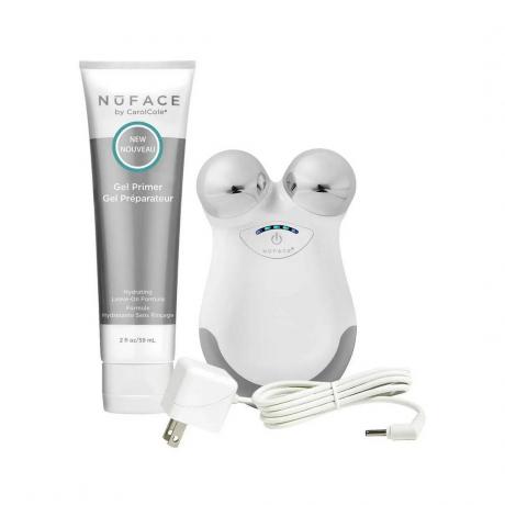 NuFace Mini Starter Kit wit gezichtsmassageapparaat met zilveren chromen bollen, plug en tube gel op witte achtergrond