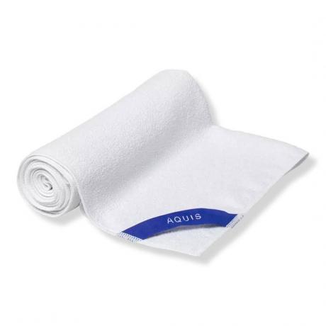 Toalha de secagem de cabelo Aquis enrolada em toalha branca sobre fundo branco