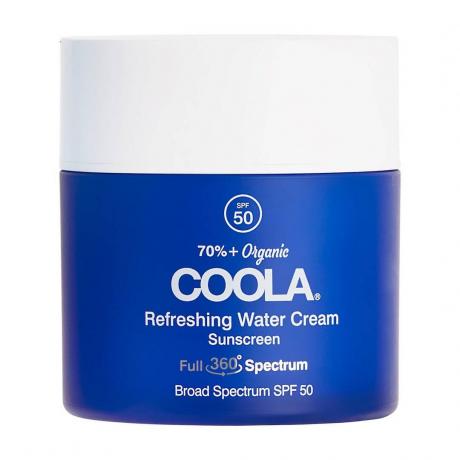 Coola Refreshing Water Cream SPF 50 blaues Glas mit weißem Deckel auf weißem Hintergrund