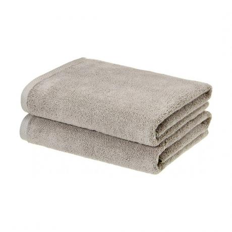 Amazon Basics Cotton Towels duas toalhas dobradas em fundo branco