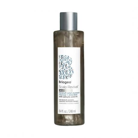 Briogeo Scalp Revival Dandruff Relief Charcoal Shampoo შავი შამპუნის ბოთლი თეთრი ეტიკეტით თეთრ ფონზე
