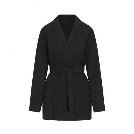 Skims Fleece Wrap Jacket: เสื้อแจ็คเก็ตพันรอบสีดำบนพื้นหลังสีขาว