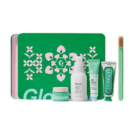 The Glossier The Cross Country Kit valgel taustal