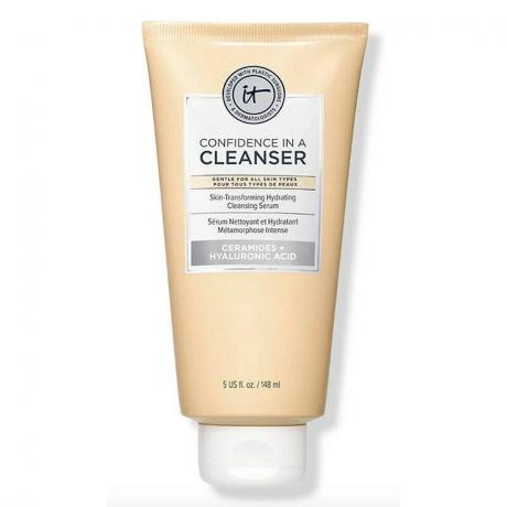 Un tube de It Cosmetics Confidence in a Cleanser sur fond blanc