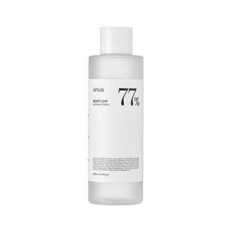 Anua Heartleaf 77 % beruhigender Toner, transparente Flasche mit weißem Etikett und Verschluss auf weißem Hintergrund