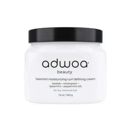 Adwoa Beauty Baomint Moisturizing Curl Defining Cream pot blanc avec couvercle noir sur fond blanc