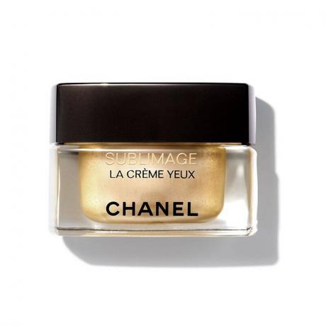 Un borcan de Chanel Sublimage La Crème Yeux pe un fundal alb