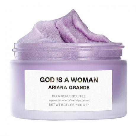 Un pot transparent rempli de couleur lavande Ariana Grande God Is a Woman Body Scrub Soufflé sur fond blanc