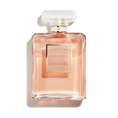 Kvadratna steklenička parfuma Chanel Coco Mademoiselle Eau de Parfum na belem ozadju
