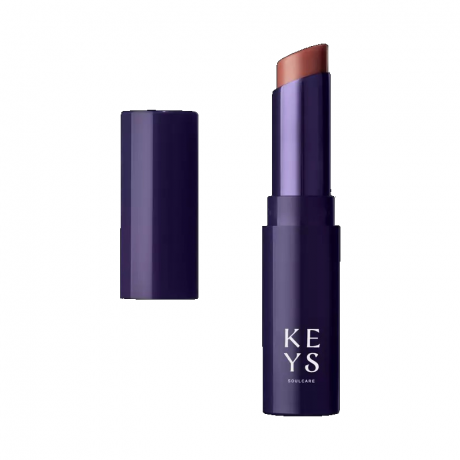 Keys Soulcare Baume à lèvres teinté réconfortant dans Gratitude tube violet de baume à lèvres en terre cuite sur fond blanc