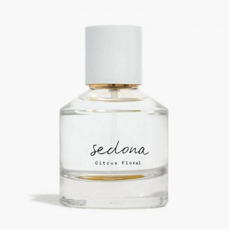 O sticlă de parfum Madewell Sedona pe un fundal gri