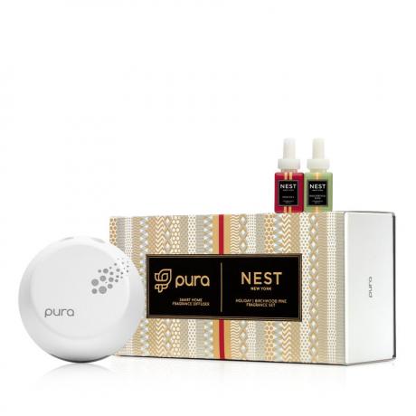 흰색 바탕에 Nest New York Pura 스마트 홈 향수 디퓨저 세트