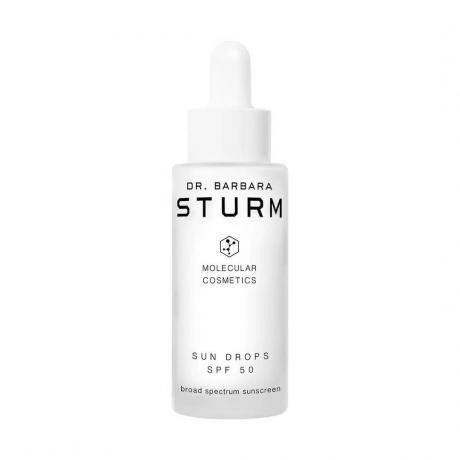 Бяла бутилка с капкомер Dr. Barbara Sturm Sun Drops SPF 50 на бял фон