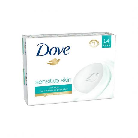Dove Sensitive Skin Beauty Bar na bílém pozadí