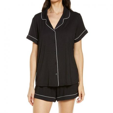 흑백 Nordstrom Moonlight Eco Short Pajamas 잠옷을 모델링한 여성이 빈 배경에 설정되었습니다.