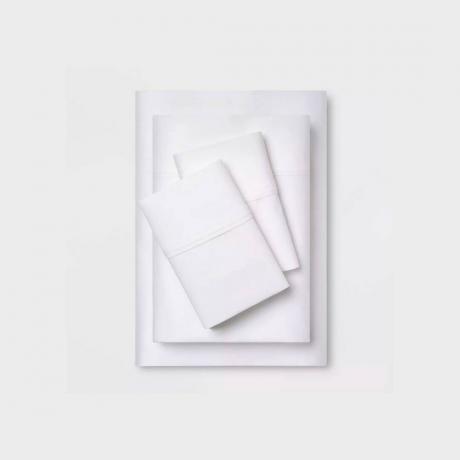 Set di lenzuola in cotone con soglia su sfondo bianco.