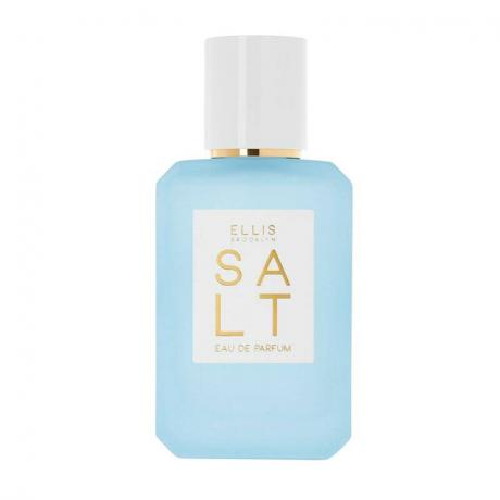 Ένα ανοιχτό μπλε μπουκάλι αρώματος του Ellis Brooklyn Salt Eau de Parfum σε λευκό φόντο