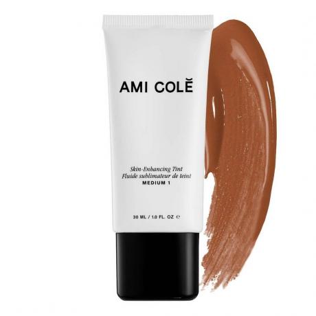 Ami Colé კანის გამაძლიერებელი ელფერით თეთრი ტუბი შავი ქუდით და კანის ელფერის ნიმუში თეთრ ფონზე