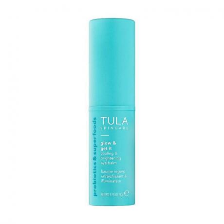 Tula Glow + Get It Cooling & Brightening Eye Balm Stick na beli podlagi
