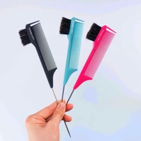 Lay's Beauty Styling Comb, mis hoiab käes kolme kammi sinisel taustal
