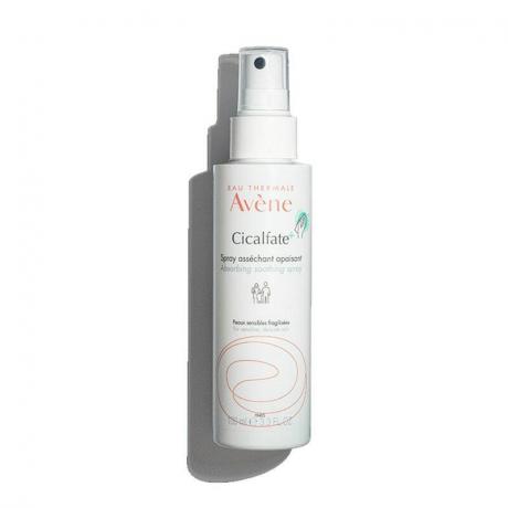 Eau Thermale Avène Cicalfate+ Absorbing Soothing Spray: Ένα λευκό μπουκάλι ψεκασμού με ροζ και μαύρο κείμενο σε λευκό φόντο