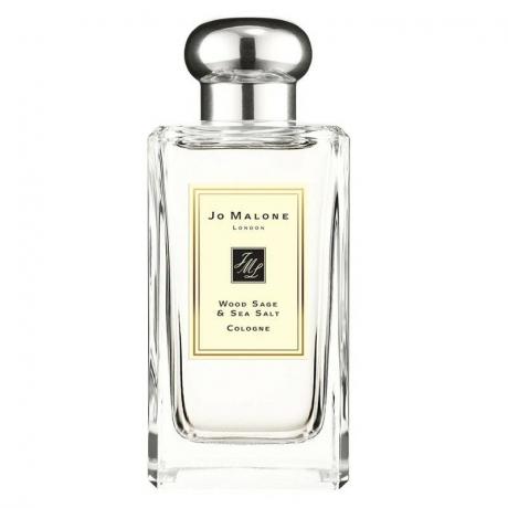 Čirá skleněná lahvička parfému Jo Malone London Wood Sage & Sea Salt Cologne na bílém pozadí