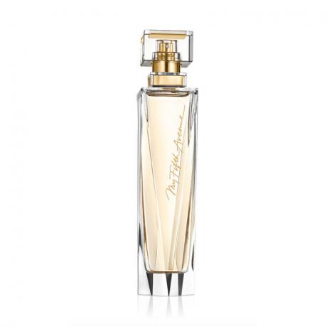Elizabeth Arden My Fifth Avenue Eau de Parfum uzun sıska şişe soluk altın parfüm beyaz arka planda şeffaf küp kapaklı