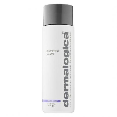 Botol putih Dermalogica UltraCalming Cleanser dengan tutup abu-abu dengan latar belakang putih