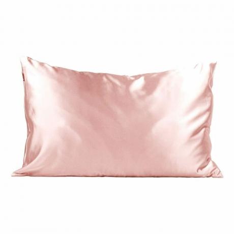 „Kitsch Satin“ pagalvė skaistalais baltame fone 