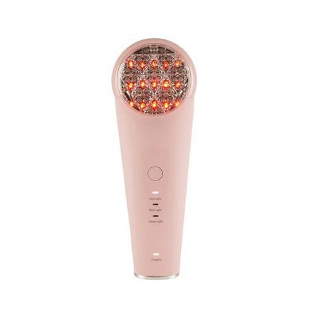 جهاز Skin Gym Revlift LED Light Therapy باللون الوردي ، وأدوات العناية بالبشرة على خلفية بيضاء.