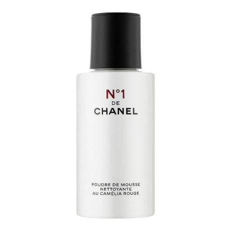 Chanel Powder to Foam balta pudele ar melnu vāciņu uz balta fona