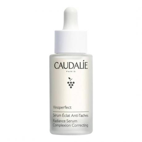 Caudalie Vinoperfect Radiance Serum weiße Serumflasche auf weißem Hintergrund