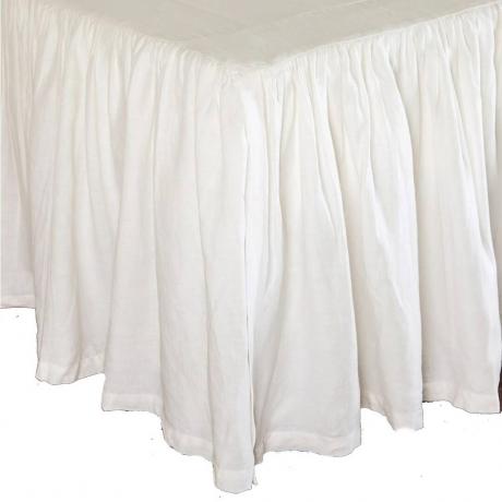 سرير التنانير bedskirt بيضاء على خلفية بيضاء