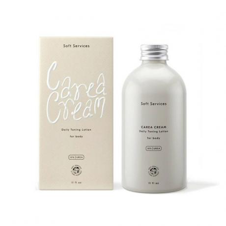 Soft Services Carea Cream Daily Toning Lotion gebroken witte fles met zilveren dop en crèmekleurige doos op witte achtergrond