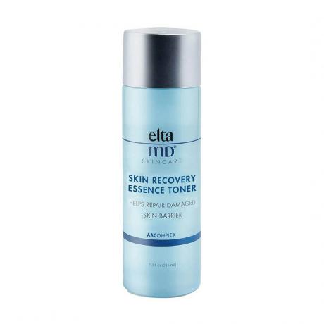 زجاجة زرقاء EltaMD Skin Recovery Essence Toner بغطاء فضي على خلفية بيضاء