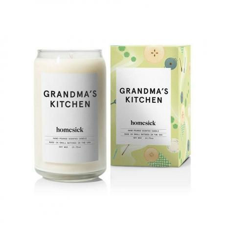 Homesick Grandma's Kitchen Candle vela blanca en tarro con cuadro estampado verde sobre fondo blanco.