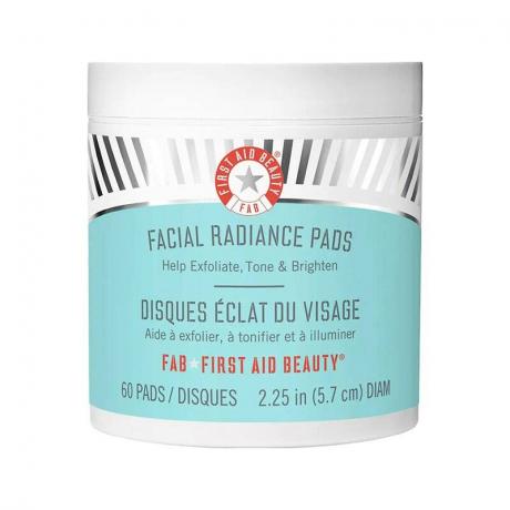 Подушечки The First Aid Beauty Facial Radiance Pads (60 штук) на білому тлі