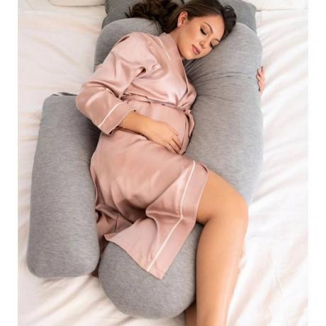 Cocozy CloudSoft nastavitelný těhotenský polštář těhotná žena na šedém polštáři těla na posteli