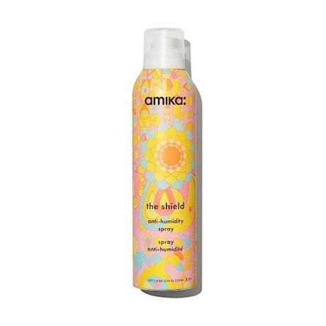De Amika The Shield Anti-Humidity Spray op een witte achtergrond